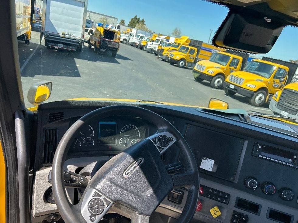 Day Cab Tractor-Heavy Duty Tractors-Freightliner-2022-T12642ST-West Sacramento-CA-310,193\n\t\tmiles-$ 66,500 - Image 11