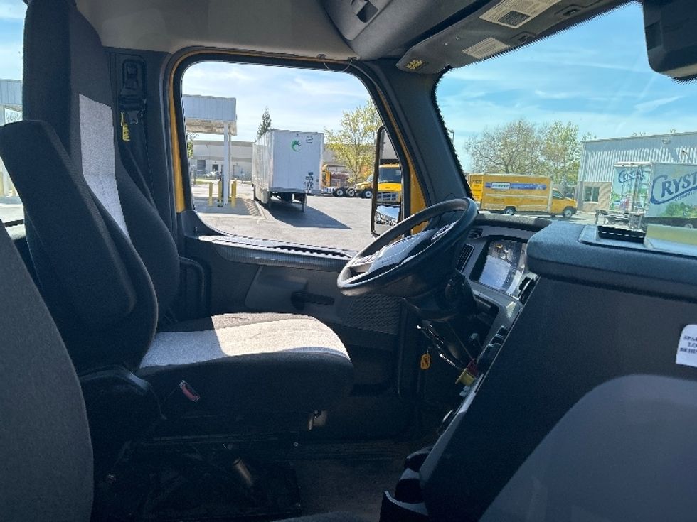 Day Cab Tractor-Heavy Duty Tractors-Freightliner-2022-T12642ST-West Sacramento-CA-310,193\n\t\tmiles-$ 66,500 - Image 14