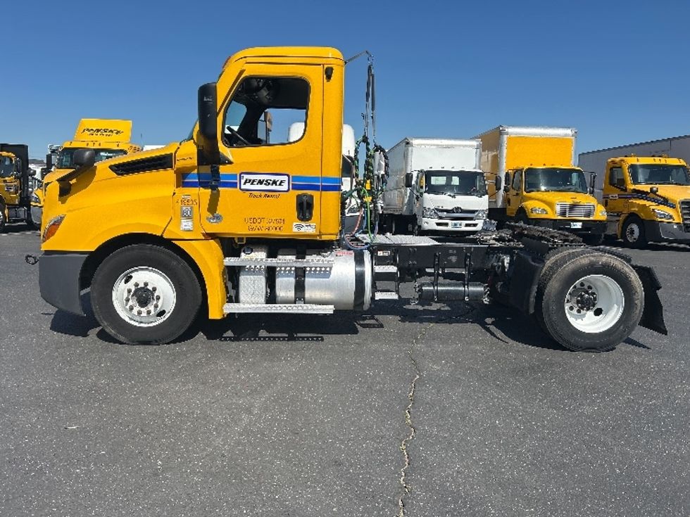 Day Cab Tractor-Heavy Duty Tractors-Freightliner-2022-T12642ST-West Sacramento-CA-310,193\n\t\tmiles-$ 66,500 - Image 4