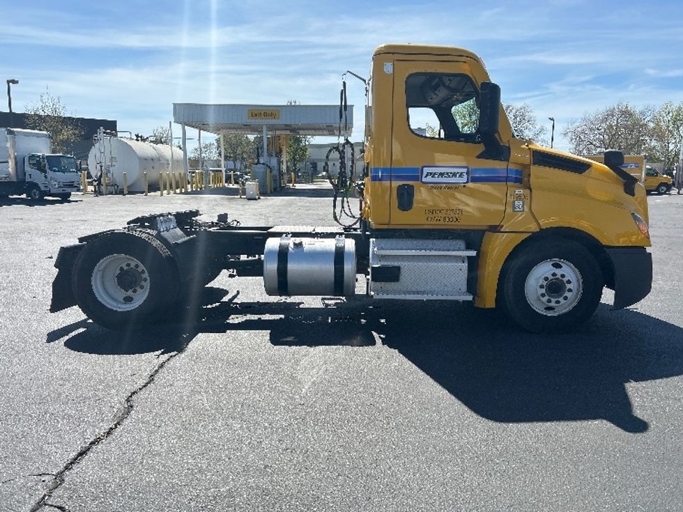 Day Cab Tractor-Heavy Duty Tractors-Freightliner-2022-T12642ST-West Sacramento-CA-310,193\n\t\tmiles-$ 66,500 - Image 8