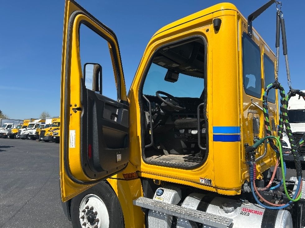 Day Cab Tractor-Heavy Duty Tractors-Freightliner-2022-T12642ST-West Sacramento-CA-310,193\n\t\tmiles-$ 66,500 - Image 9