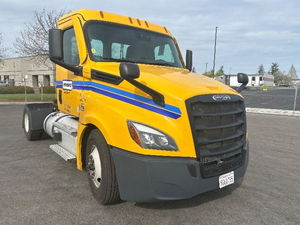 Day Cab Tractor-Heavy Duty Tractors-Freightliner-2022-T12642ST-West Sacramento-CA-318,647\n\t\tmiles-$ 65,750 - Image 1