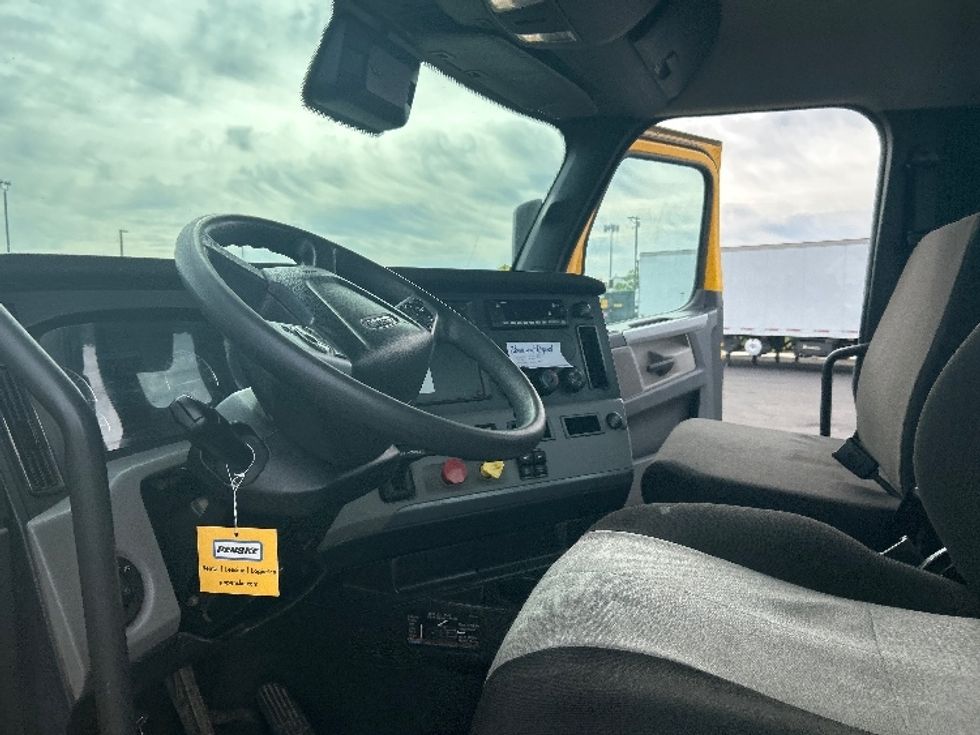 Day Cab Tractor-Heavy Duty Tractors-Freightliner-2022-T12642ST-West Sacramento-CA-318,647\n\t\tmiles-$ 65,750 - Image 10