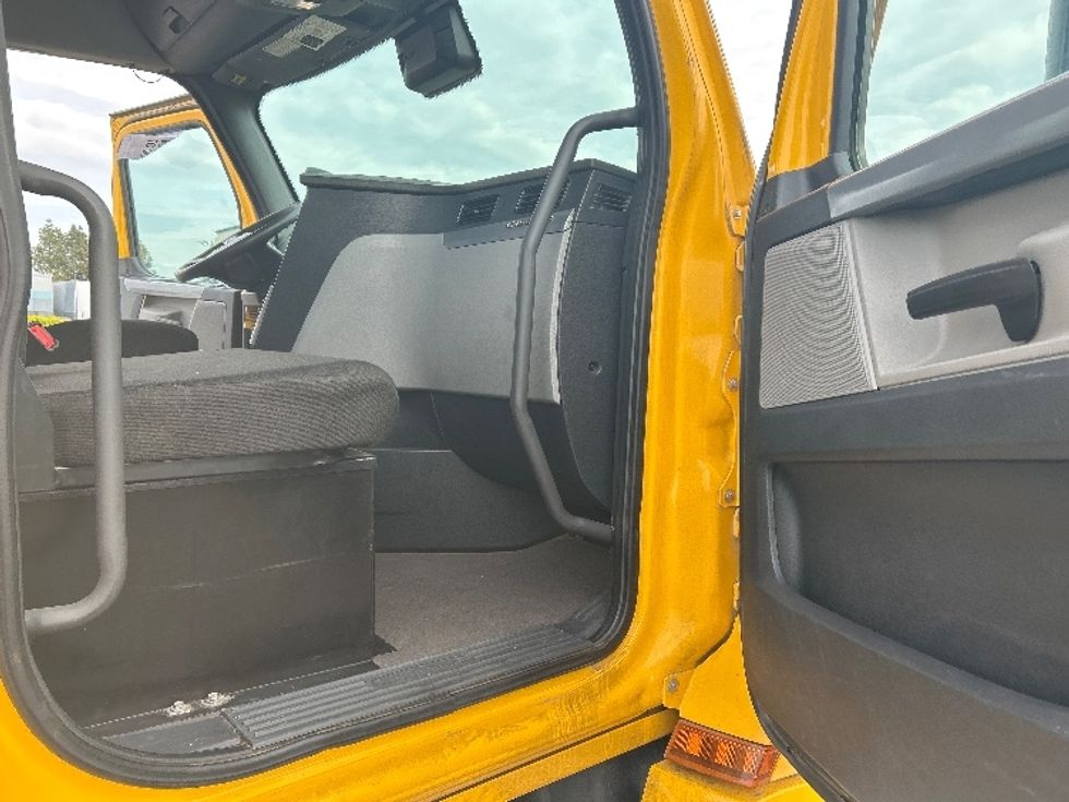 Day Cab Tractor-Heavy Duty Tractors-Freightliner-2022-T12642ST-West Sacramento-CA-318,647\n\t\tmiles-$ 65,750 - Image 12