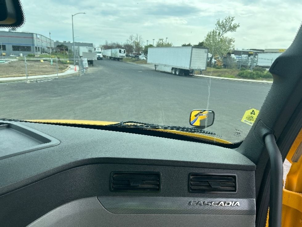 Day Cab Tractor-Heavy Duty Tractors-Freightliner-2022-T12642ST-West Sacramento-CA-318,647\n\t\tmiles-$ 65,750 - Image 13