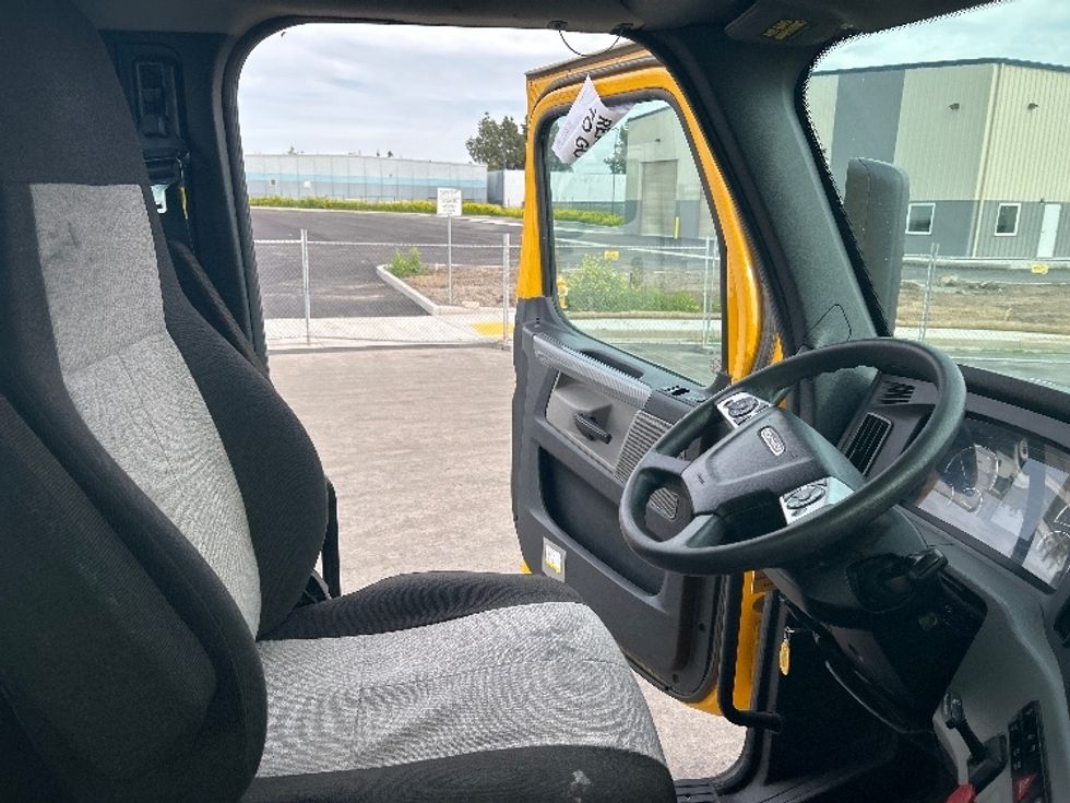Day Cab Tractor-Heavy Duty Tractors-Freightliner-2022-T12642ST-West Sacramento-CA-318,647\n\t\tmiles-$ 65,750 - Image 14