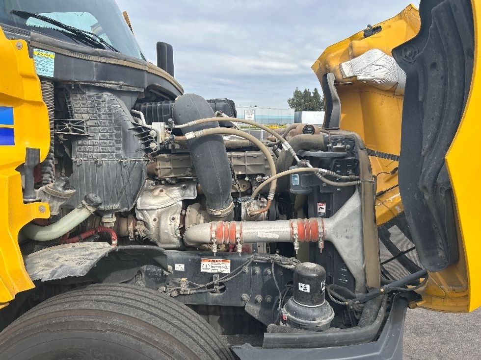 Day Cab Tractor-Heavy Duty Tractors-Freightliner-2022-T12642ST-West Sacramento-CA-318,647\n\t\tmiles-$ 65,750 - Image 15