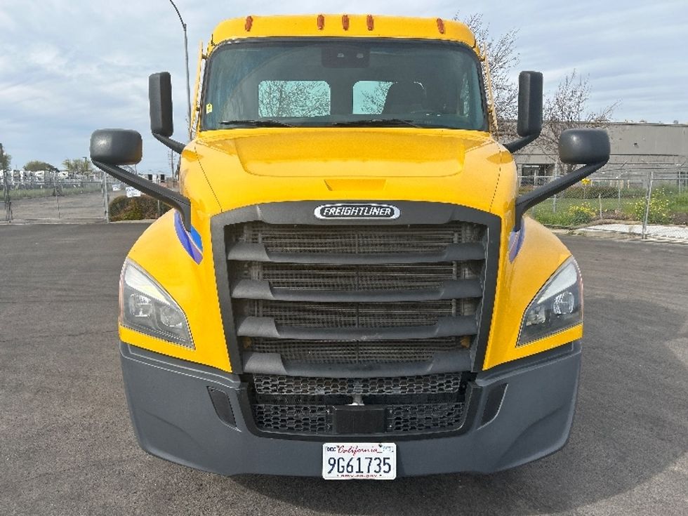 2022 Freightliner Cascadia 126" Day cab photo 2
