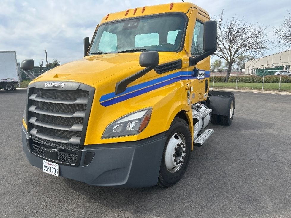 2022 Freightliner Cascadia 126" Day cab photo 3