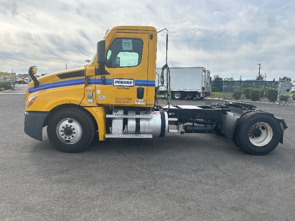 2022 Freightliner Cascadia 126" Day cab photo 4