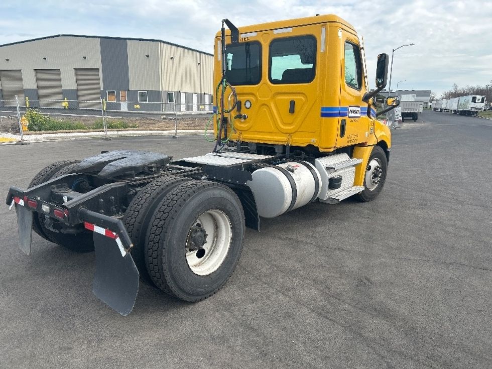 Day Cab Tractor-Heavy Duty Tractors-Freightliner-2022-T12642ST-West Sacramento-CA-318,647\n\t\tmiles-$ 65,750 - Image 7