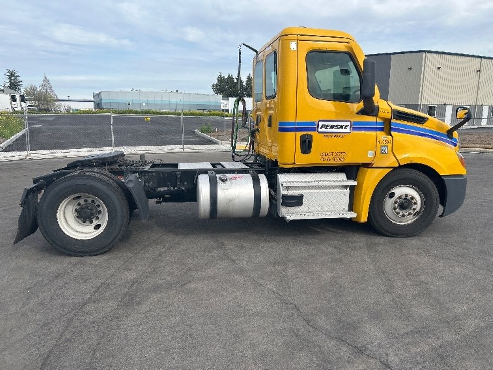 Day Cab Tractor-Heavy Duty Tractors-Freightliner-2022-T12642ST-West Sacramento-CA-318,647\n\t\tmiles-$ 65,750 - Image 8