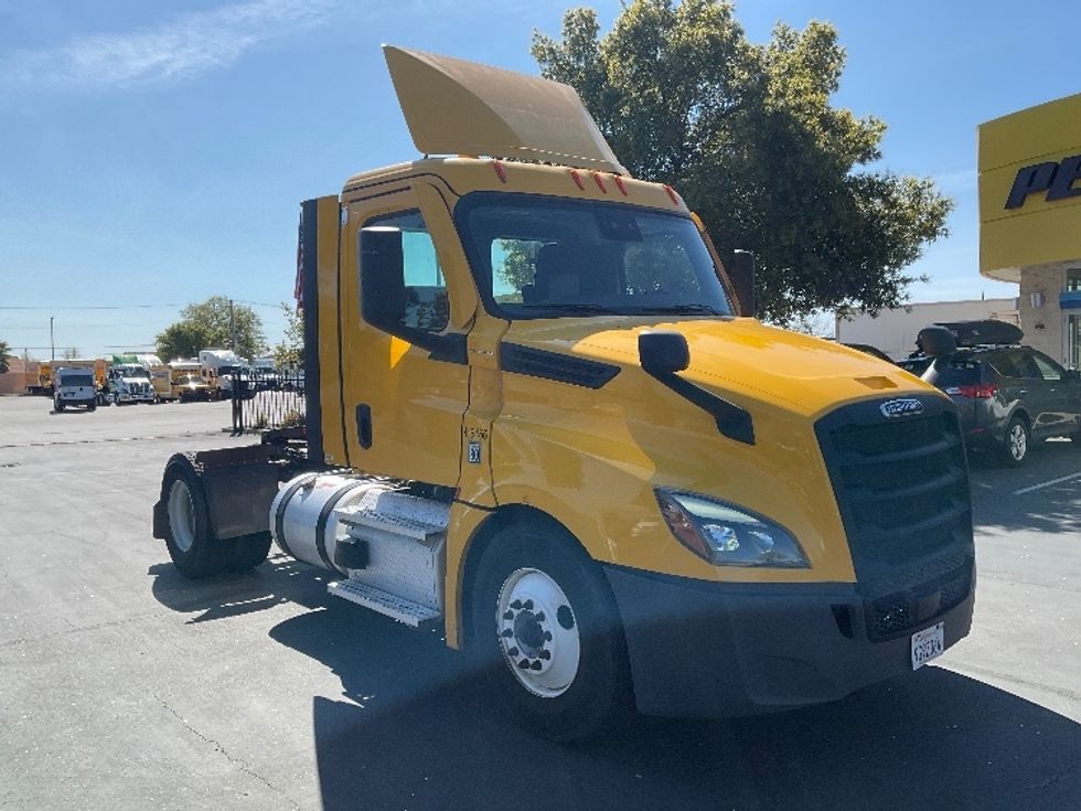Day Cab Tractor-Heavy Duty Tractors-Freightliner-2022-T12642ST-West Sacramento-CA-325,790\n\t\tmiles-$ 65,250 - Image 1