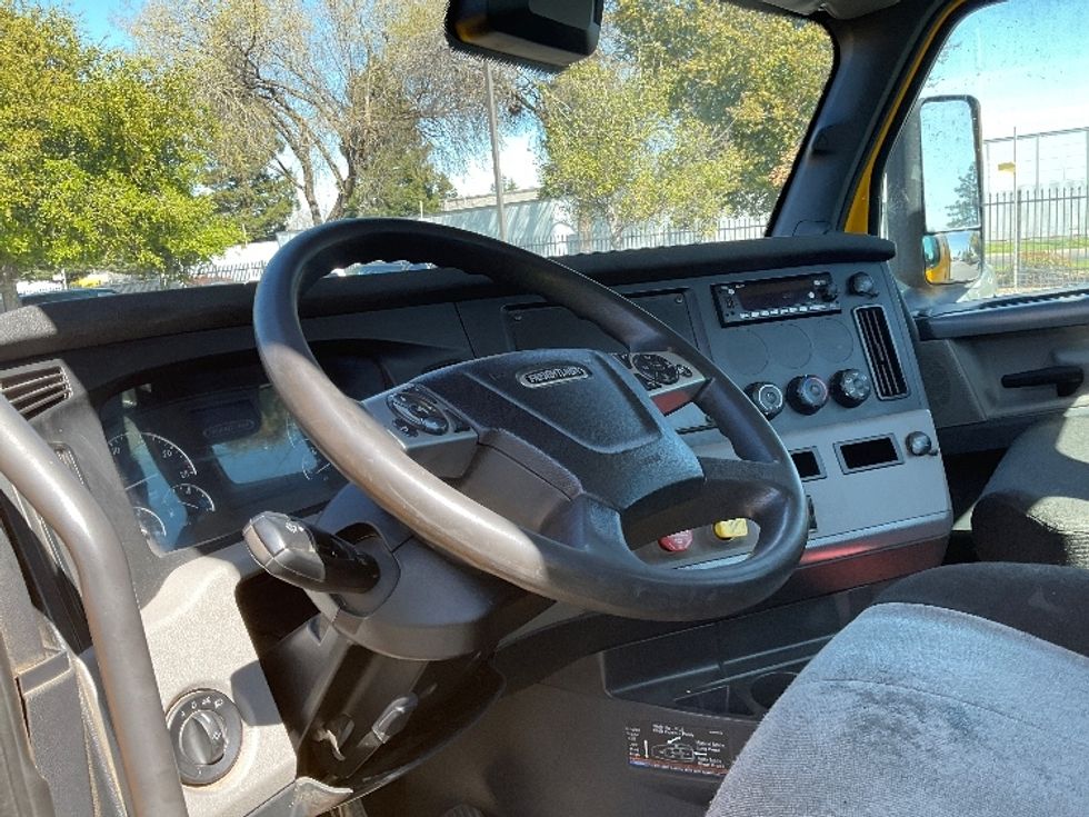 Day Cab Tractor-Heavy Duty Tractors-Freightliner-2022-T12642ST-West Sacramento-CA-325,790\n\t\tmiles-$ 65,250 - Image 10