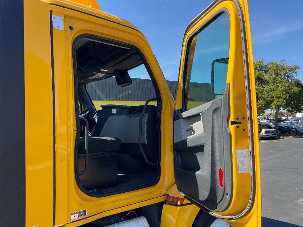 Day Cab Tractor-Heavy Duty Tractors-Freightliner-2022-T12642ST-West Sacramento-CA-325,790\n\t\tmiles-$ 65,250 - Image 12
