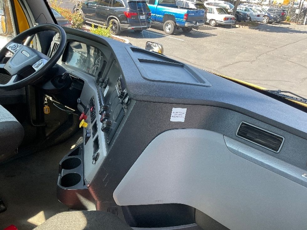 Day Cab Tractor-Heavy Duty Tractors-Freightliner-2022-T12642ST-West Sacramento-CA-325,790\n\t\tmiles-$ 65,250 - Image 14