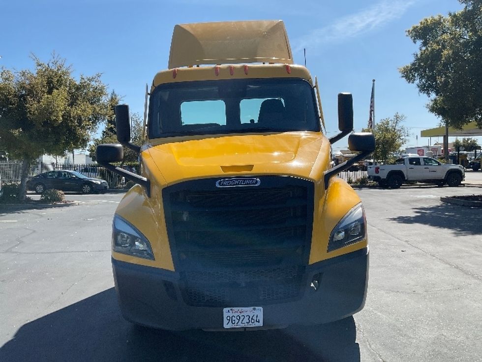 Day Cab Tractor-Heavy Duty Tractors-Freightliner-2022-T12642ST-West Sacramento-CA-325,790\n\t\tmiles-$ 65,250 - Image 2