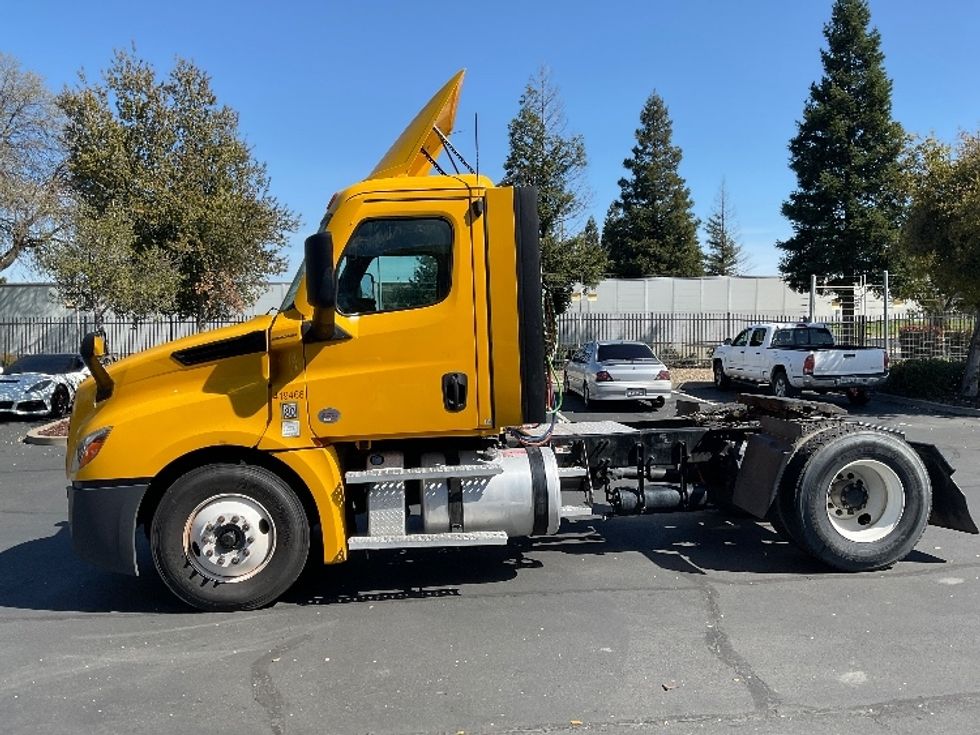 Day Cab Tractor-Heavy Duty Tractors-Freightliner-2022-T12642ST-West Sacramento-CA-325,790\n\t\tmiles-$ 65,250 - Image 4