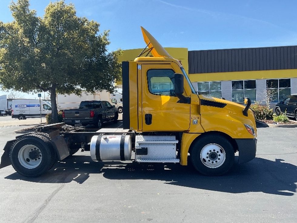 Day Cab Tractor-Heavy Duty Tractors-Freightliner-2022-T12642ST-West Sacramento-CA-325,790\n\t\tmiles-$ 65,250 - Image 8