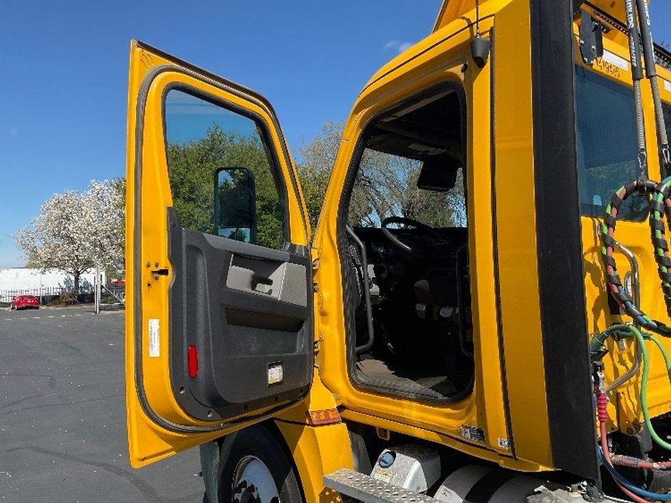 Day Cab Tractor-Heavy Duty Tractors-Freightliner-2022-T12642ST-West Sacramento-CA-325,790\n\t\tmiles-$ 65,250 - Image 9