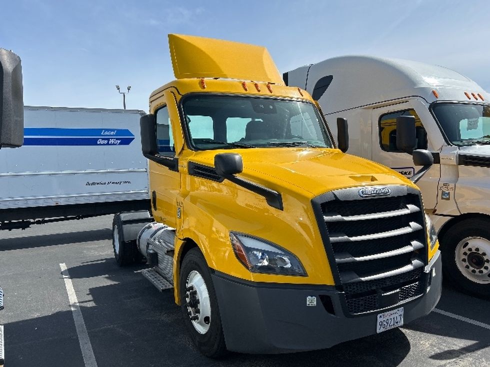 Day Cab Tractor-Heavy Duty Tractors-Freightliner-2022-T12642ST-West Sacramento-CA-395,636\n\t\tmiles-$ 59,500 - Image 1