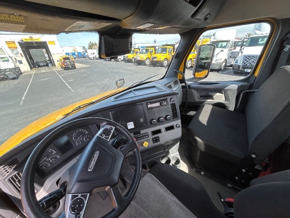 Day Cab Tractor-Heavy Duty Tractors-Freightliner-2022-T12642ST-West Sacramento-CA-395,636\n\t\tmiles-$ 59,500 - Image 10