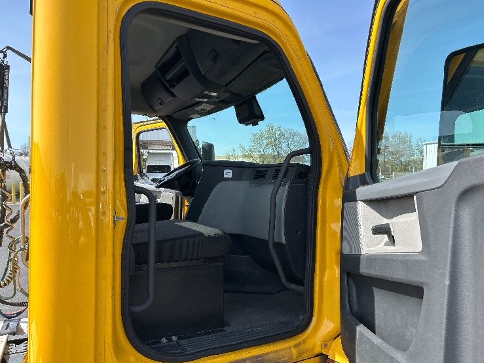 Day Cab Tractor-Heavy Duty Tractors-Freightliner-2022-T12642ST-West Sacramento-CA-395,636\n\t\tmiles-$ 59,500 - Image 12