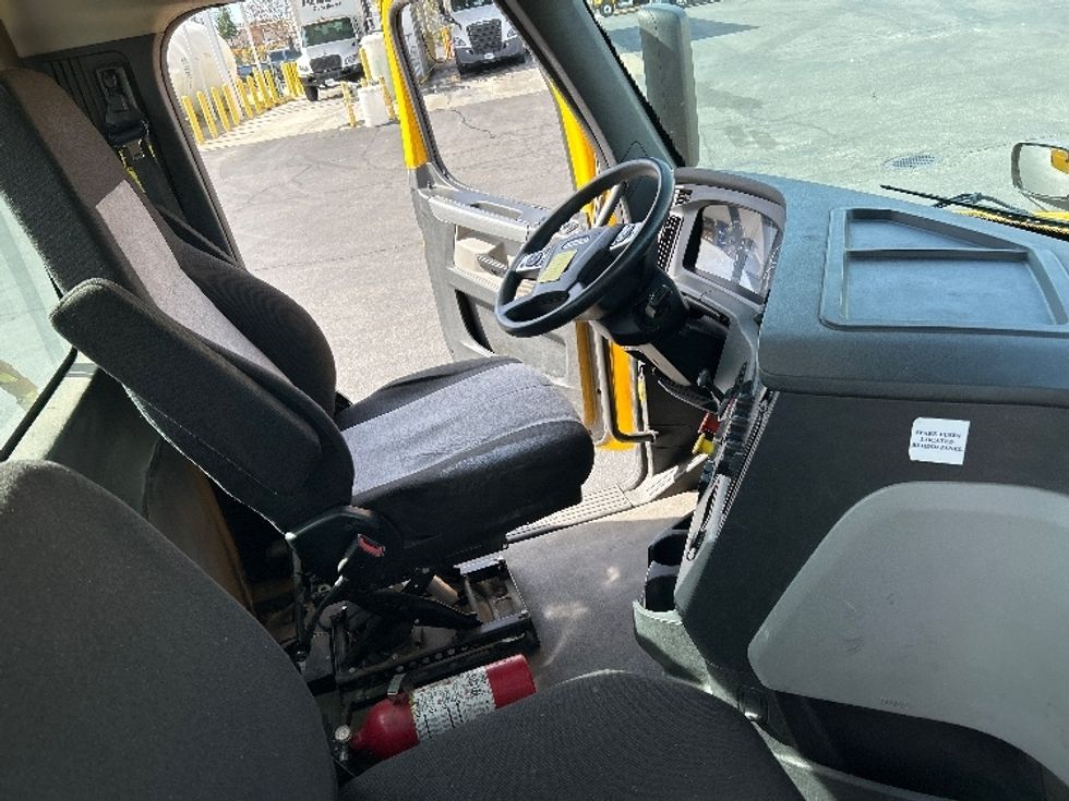 Day Cab Tractor-Heavy Duty Tractors-Freightliner-2022-T12642ST-West Sacramento-CA-395,636\n\t\tmiles-$ 59,500 - Image 14