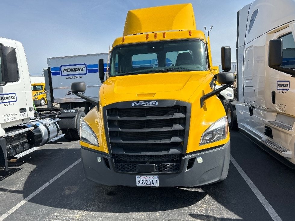 Day Cab Tractor-Heavy Duty Tractors-Freightliner-2022-T12642ST-West Sacramento-CA-395,636\n\t\tmiles-$ 59,500 - Image 2
