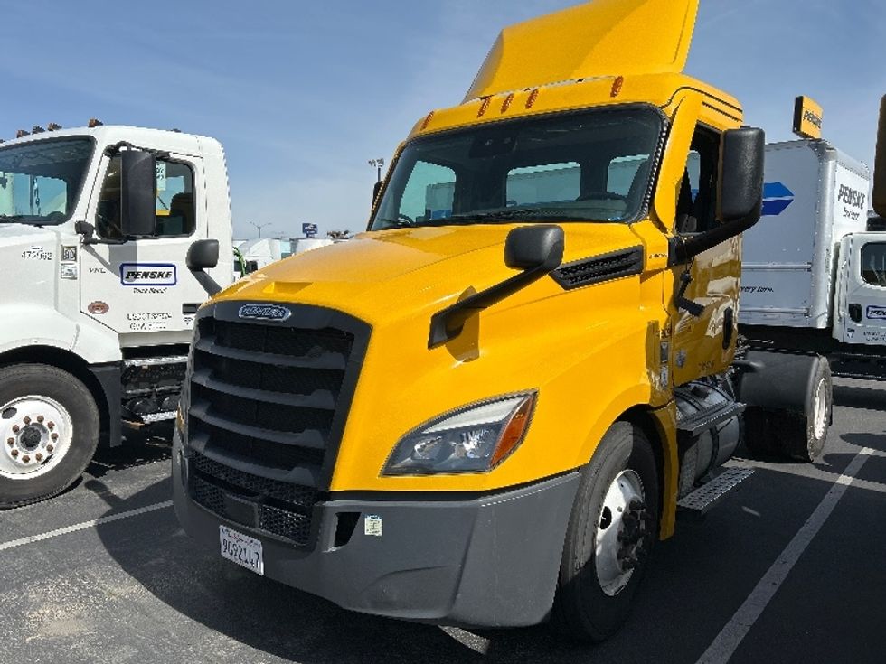 Day Cab Tractor-Heavy Duty Tractors-Freightliner-2022-T12642ST-West Sacramento-CA-395,636\n\t\tmiles-$ 59,500 - Image 3