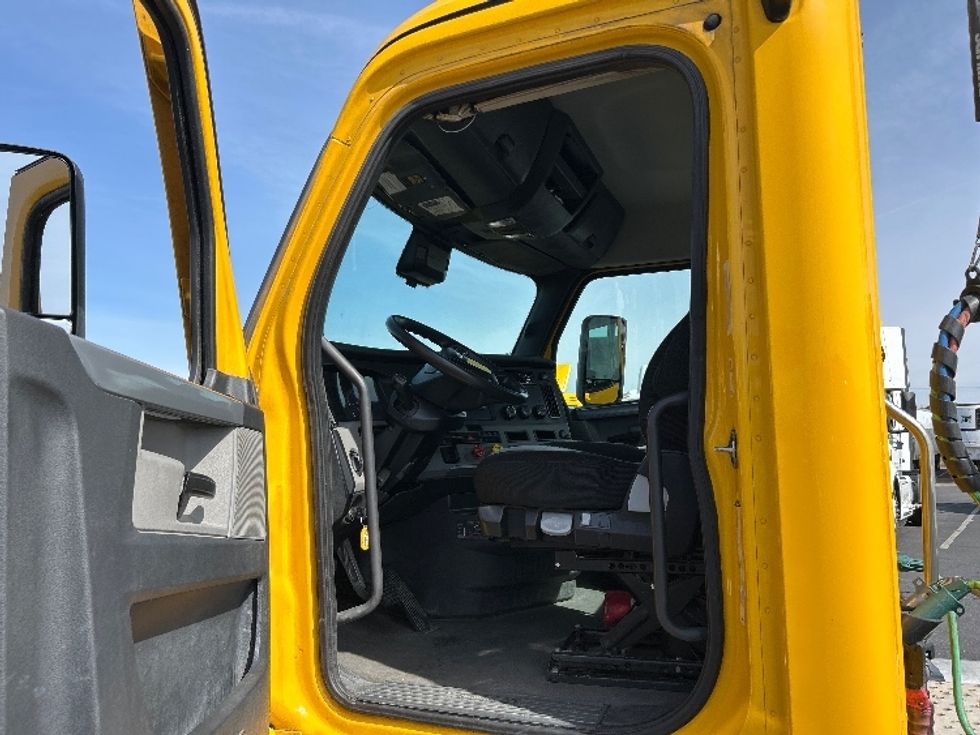 Day Cab Tractor-Heavy Duty Tractors-Freightliner-2022-T12642ST-West Sacramento-CA-395,636\n\t\tmiles-$ 59,500 - Image 9