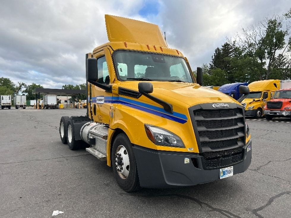 Day Cab Tractor-Heavy Duty Tractors-Freightliner-2022-T12664ST-Albany-NY-181,079\n\t\tmiles-$ 68,750 - Image 1