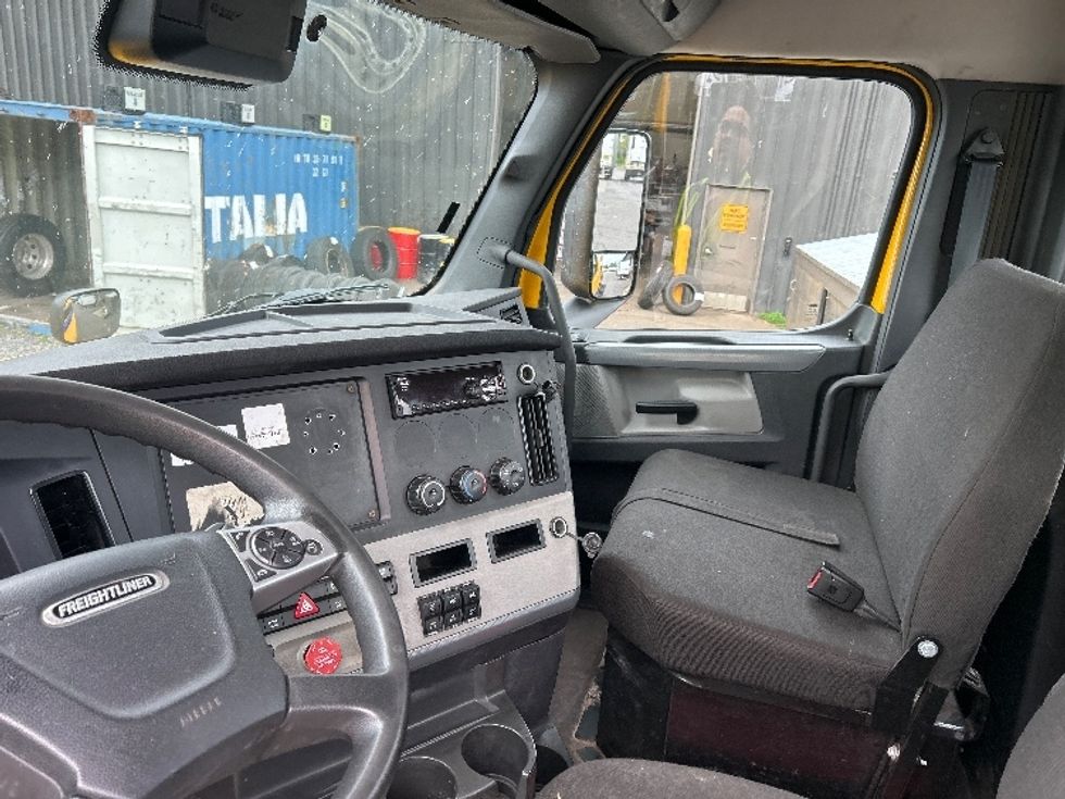 Day Cab Tractor-Heavy Duty Tractors-Freightliner-2022-T12664ST-Albany-NY-181,079\n\t\tmiles-$ 68,750 - Image 10