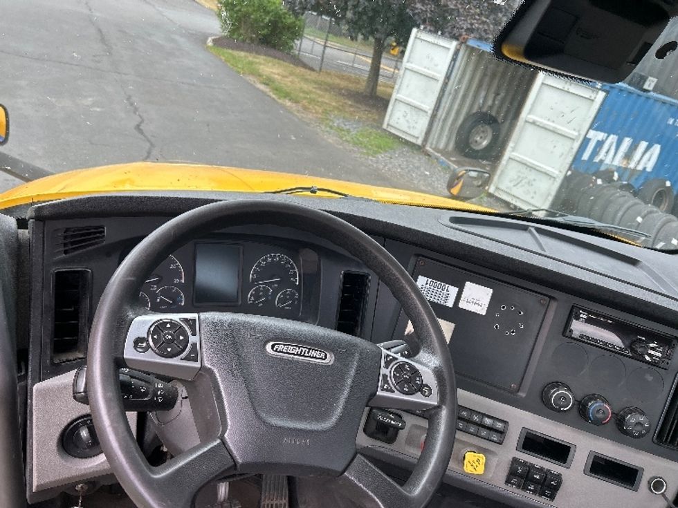 Day Cab Tractor-Heavy Duty Tractors-Freightliner-2022-T12664ST-Albany-NY-181,079\n\t\tmiles-$ 68,750 - Image 11