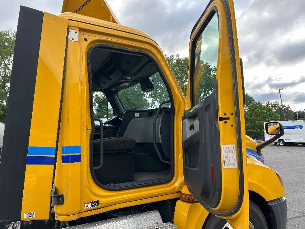 Day Cab Tractor-Heavy Duty Tractors-Freightliner-2022-T12664ST-Albany-NY-181,079\n\t\tmiles-$ 68,750 - Image 12