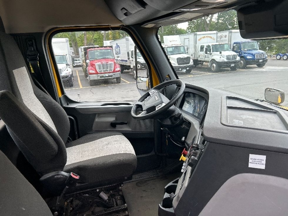 Day Cab Tractor-Heavy Duty Tractors-Freightliner-2022-T12664ST-Albany-NY-181,079\n\t\tmiles-$ 68,750 - Image 14