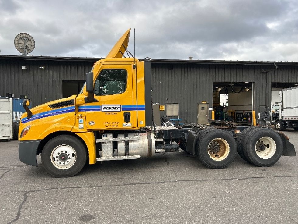Day Cab Tractor-Heavy Duty Tractors-Freightliner-2022-T12664ST-Albany-NY-181,079\n\t\tmiles-$ 68,750 - Image 4