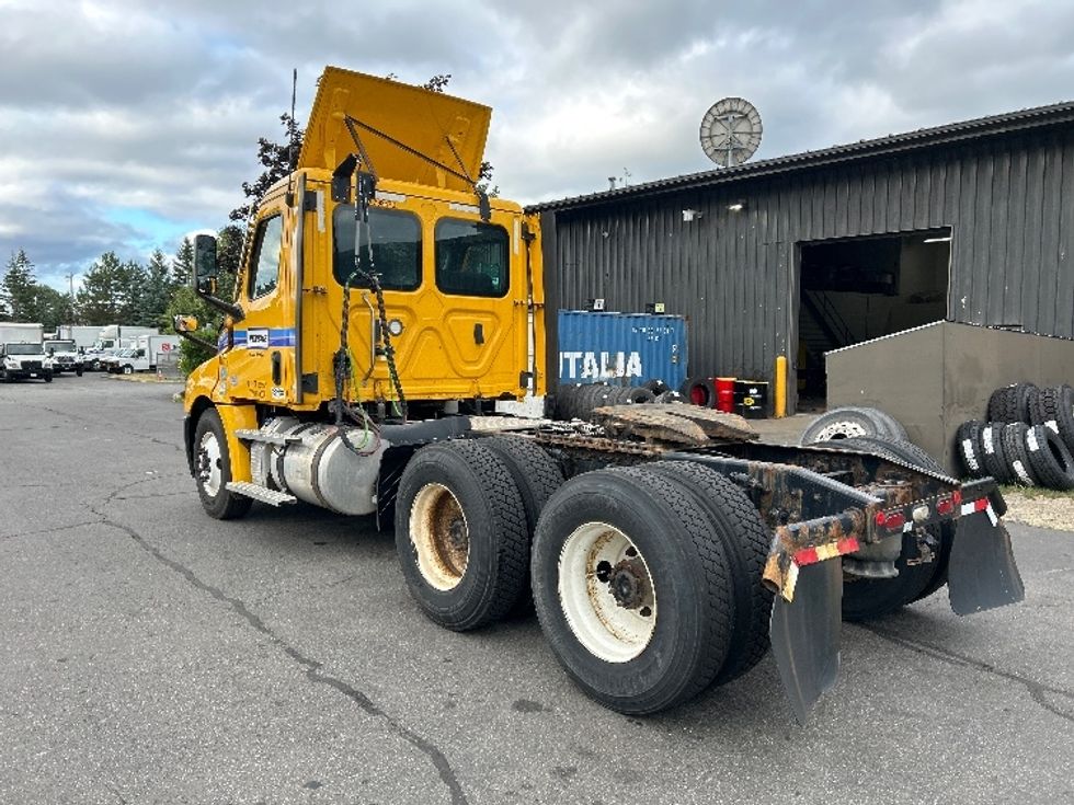 Day Cab Tractor-Heavy Duty Tractors-Freightliner-2022-T12664ST-Albany-NY-181,079\n\t\tmiles-$ 68,750 - Image 5