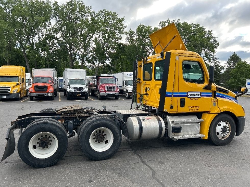 Day Cab Tractor-Heavy Duty Tractors-Freightliner-2022-T12664ST-Albany-NY-181,079\n\t\tmiles-$ 68,750 - Image 8
