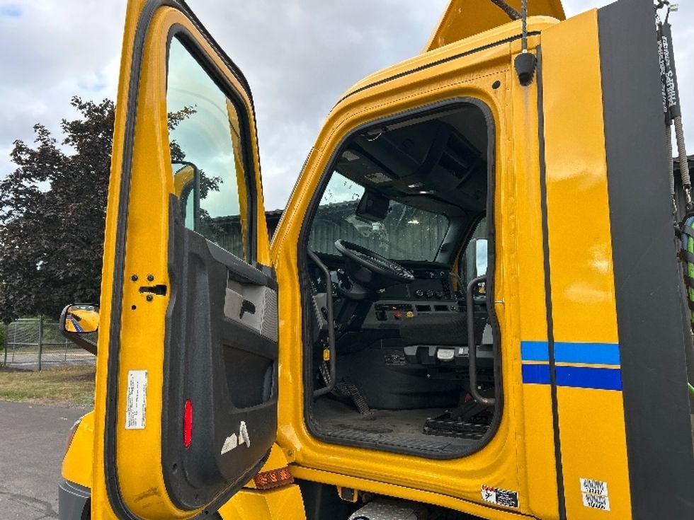 Day Cab Tractor-Heavy Duty Tractors-Freightliner-2022-T12664ST-Albany-NY-181,079\n\t\tmiles-$ 68,750 - Image 9