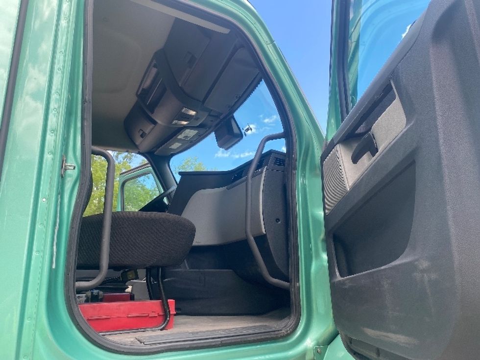 Day Cab Tractor-Heavy Duty Tractors-Freightliner-2022-T12664ST-Albany-NY-495,963\n\t\tmiles-$ 59,250 - Image 12