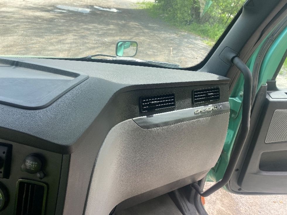 Day Cab Tractor-Heavy Duty Tractors-Freightliner-2022-T12664ST-Albany-NY-495,963\n\t\tmiles-$ 59,250 - Image 13