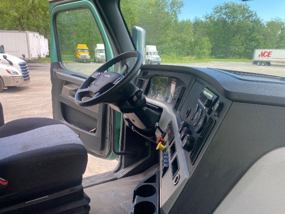 Day Cab Tractor-Heavy Duty Tractors-Freightliner-2022-T12664ST-Albany-NY-495,963\n\t\tmiles-$ 59,250 - Image 14