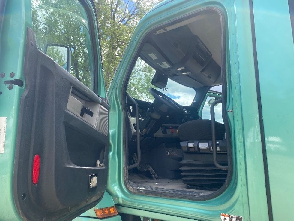 Day Cab Tractor-Heavy Duty Tractors-Freightliner-2022-T12664ST-Albany-NY-495,963\n\t\tmiles-$ 59,250 - Image 9