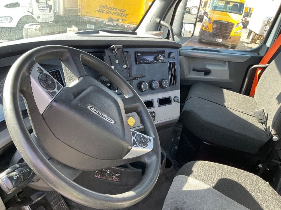 2022 Freightliner Cascadia 126" Day cab photo 10