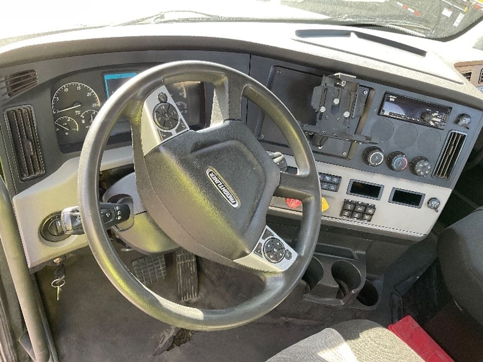2022 Freightliner Cascadia 126" Day cab photo 11