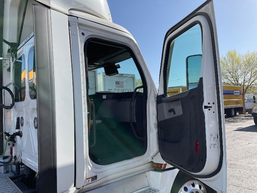 2022 Freightliner Cascadia 126" Day cab photo 12