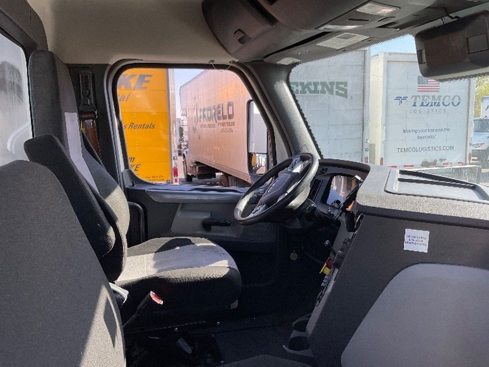 2022 Freightliner Cascadia 126" Day cab photo 14