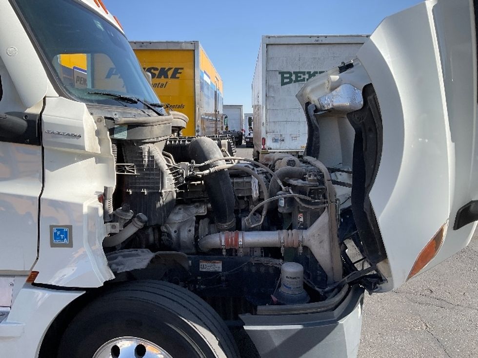 2022 Freightliner Cascadia 126" Day cab photo 15