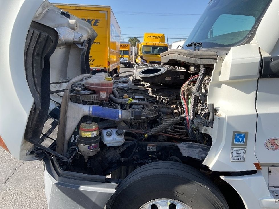 2022 Freightliner Cascadia 126" Day cab photo 16